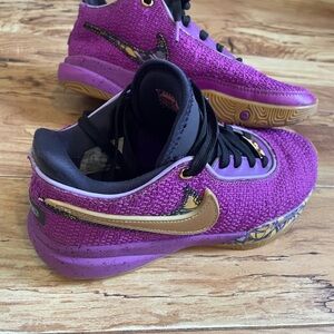 Nike LeBron pink diamond collection vivid purple youth size 5.5Y teen